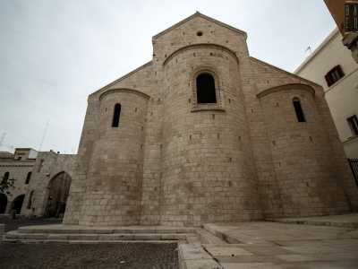 Osserviamo cos� il candido prospetto absidato del piccolo tempio, con la sua copertura a doppio spiovente